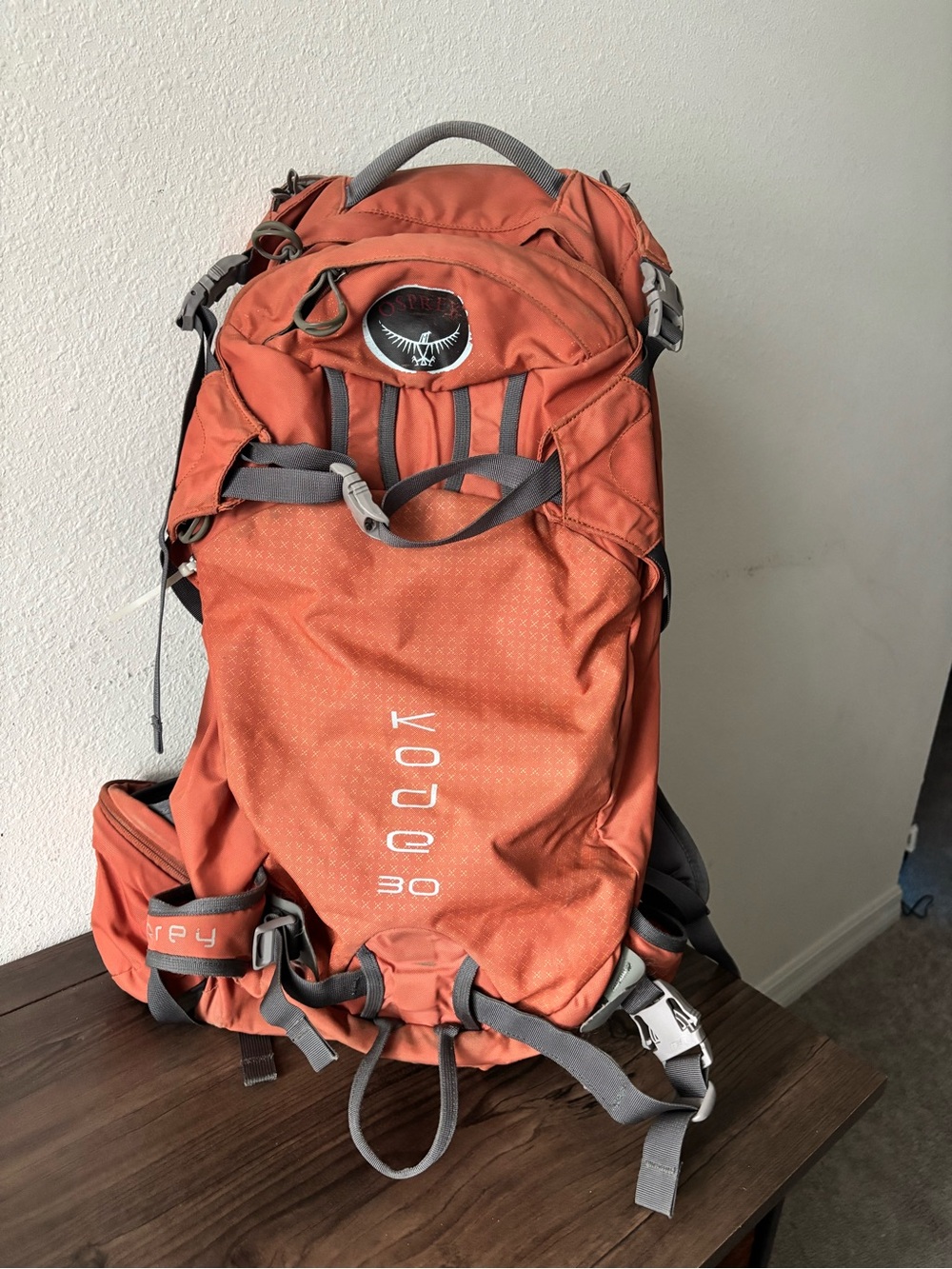 OSPREY Kyte 30 Backpack - Orange with Gray Accents